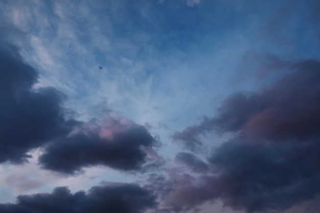 Paisaje de cielo con nubes en colores pastel