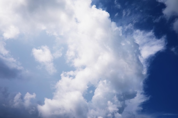 Paisaje de cielo con nubes en colores pastel