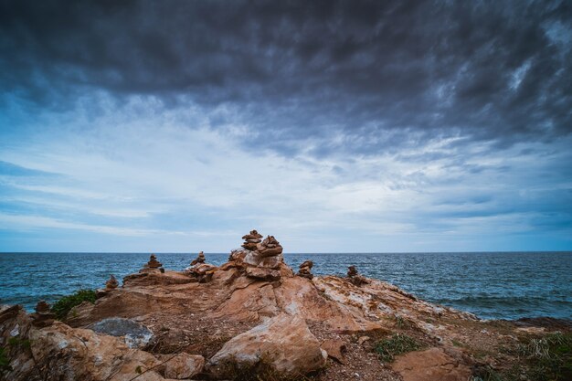 Paisaje de cielo nublado sobre el mar