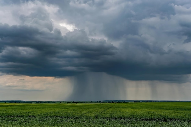 Paisaje con cielo oscuro con nubes de lluvia antes de la tormenta frente a la tormenta