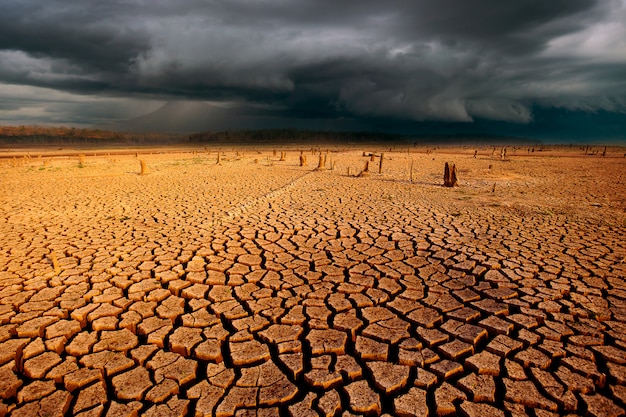 paisaje con cielo de tormenta y tierra seca agrietada