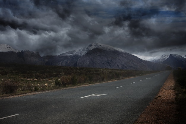 Paisaje con cielo tormentoso