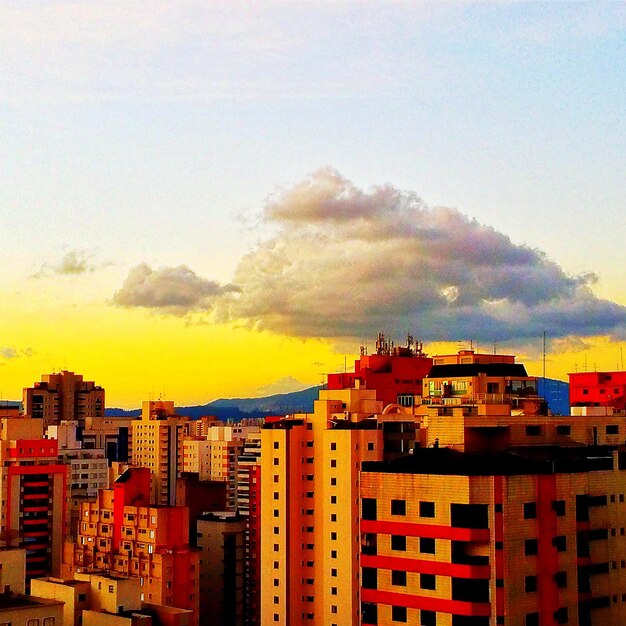 Paisaje de la ciudad al atardecer