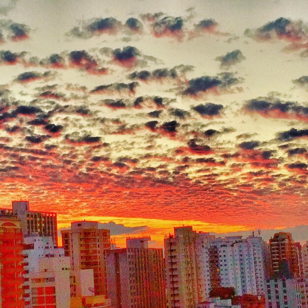 Paisaje de la ciudad al atardecer