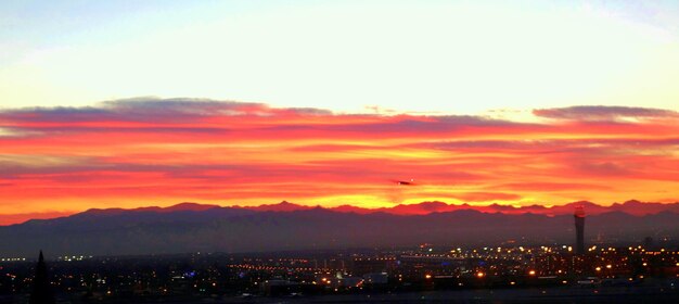 Paisaje de la ciudad al atardecer