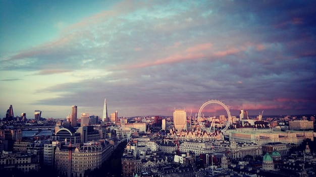 Foto paisaje de la ciudad al atardecer