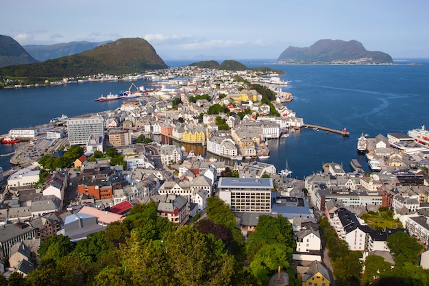 Paisaje de la ciudad de Alesund y agua