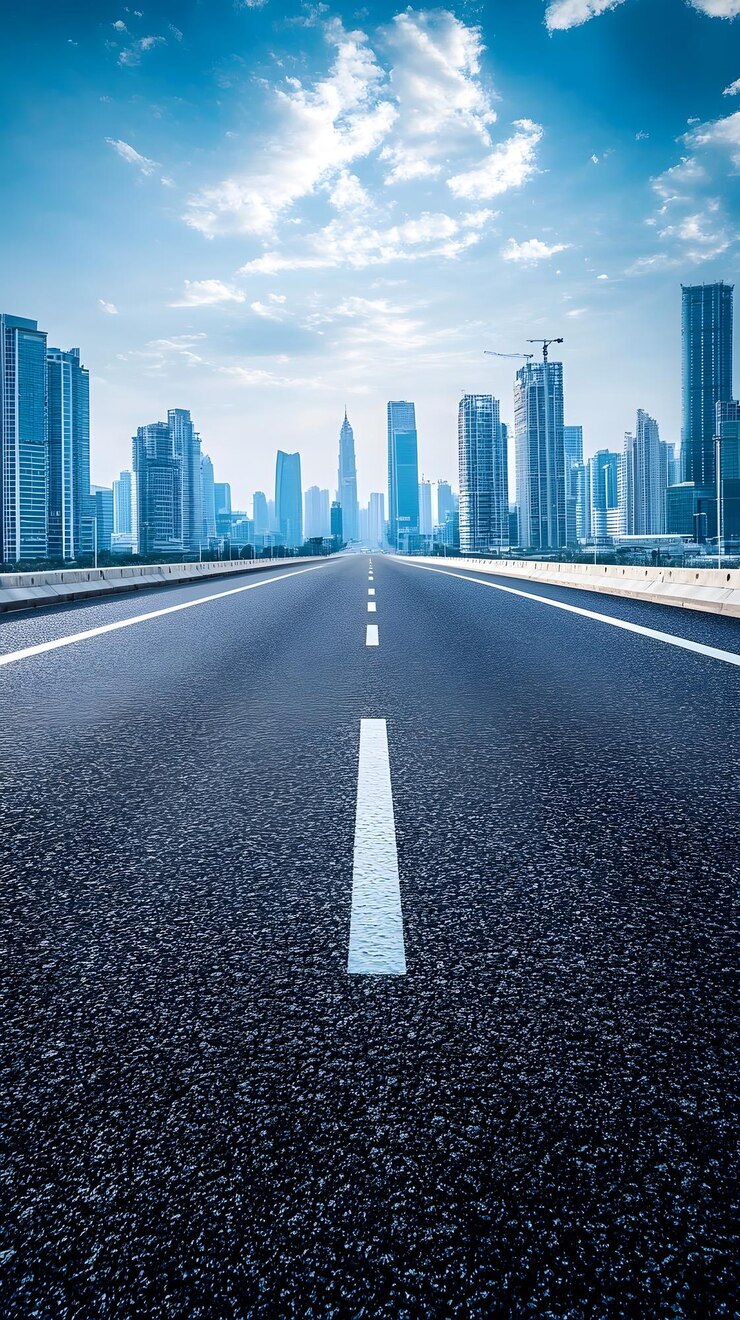 El paisaje de la ciudad, la carretera, el asfalto, los rascacielos, el cielo azul.