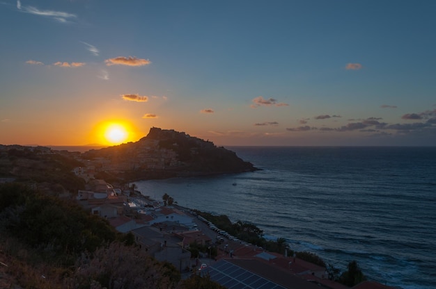 Paisaje de la ciudad de Castelsardo al atardecer