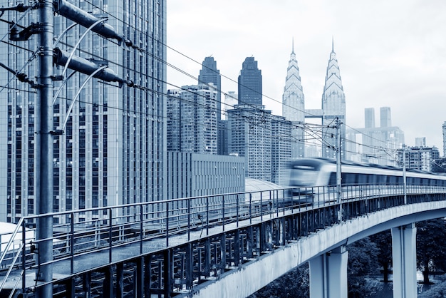 Paisaje de la ciudad de Chongqing y tránsito ferroviario