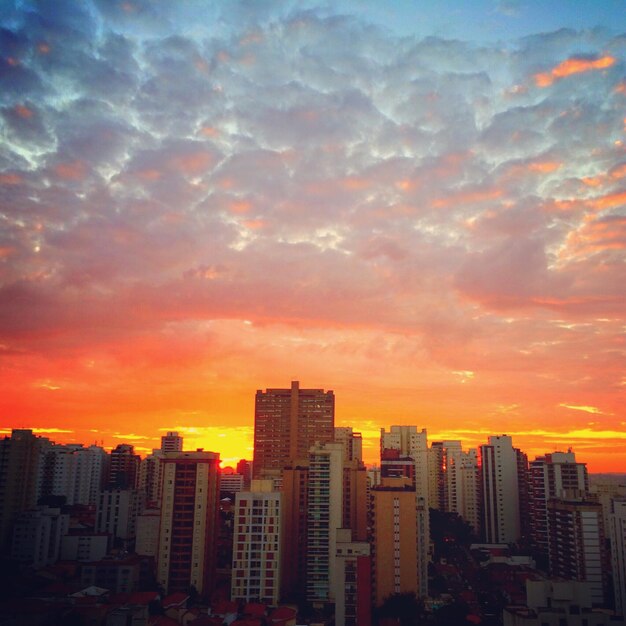 Foto paisaje de la ciudad contra el cielo al atardecer