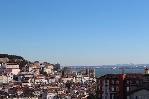 Paisaje de la ciudad contra un cielo azul claro