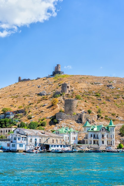 Paisaje de la ciudad de Crimea y la ciudad turística de la costa del Mar Negro