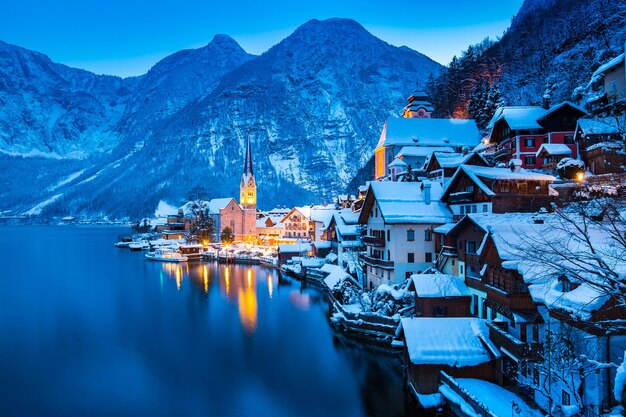 Foto paisaje de la ciudad cubierto de nieve contra el cielo