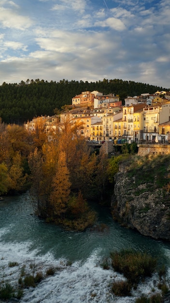 Paisaje de la ciudad de la histórica ciudad de Cuenca, puente, río, España