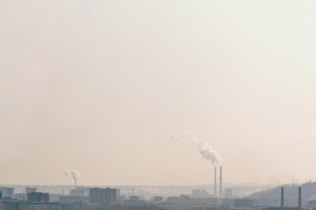 Paisaje de ciudad humeante, con chimeneas de fábrica