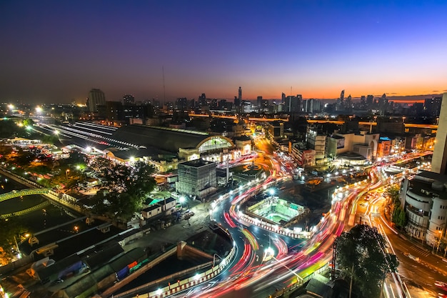 Foto paisaje de ciudad iluminada por la noche