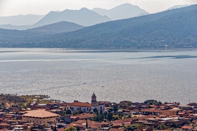 Foto paisaje de la ciudad junto al lago patzcuaro contra las montañas