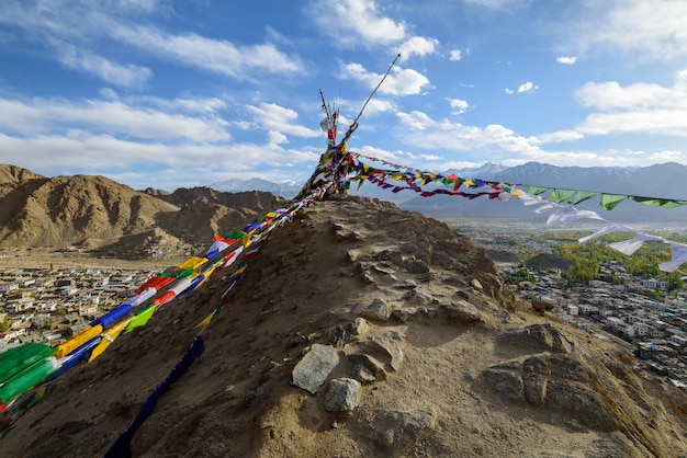 Paisaje de la ciudad de Leh Ladakh con luz solar