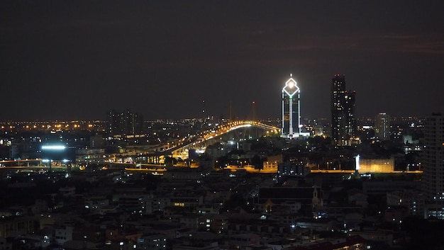 Paisaje de la ciudad moderna en la noche Bangkok Tailandia