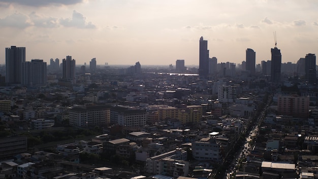 Paisaje de la ciudad moderna en la puesta del sol en Bangkok Tailandia