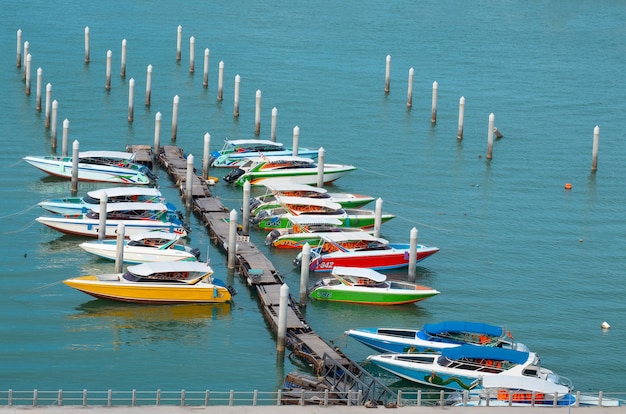 Paisaje de la ciudad de Pattaya hermosa vista a la bahía.