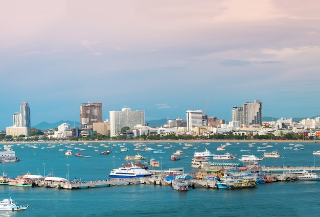 Paisaje de la ciudad de Pattaya hermosa vista a la bahía.