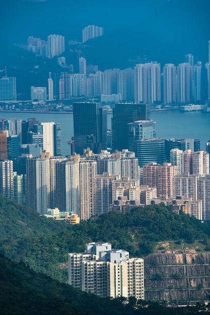 Paisaje de la ciudad del puerto de Victoria de Hong Kong, centro de negocios urbano con la torre del edificio del horizonte, escena del distrito de Asia de vista de la arquitectura de rascacielos para viajar