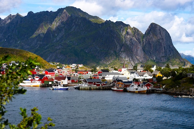 paisaje de la ciudad de reine en las islas lofoten en noruega, pequeña ciudad portuaria rodeada de montañas