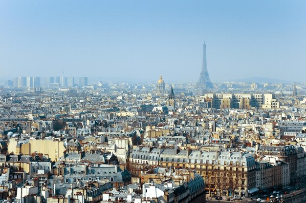 Foto paisaje de la ciudad con la torre eiffel en la lejanía