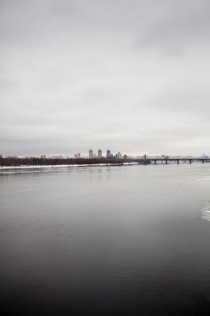 paisaje de la ciudad. la vista del río Dnieper en tiempo nublado. Kiev, Ucrania.