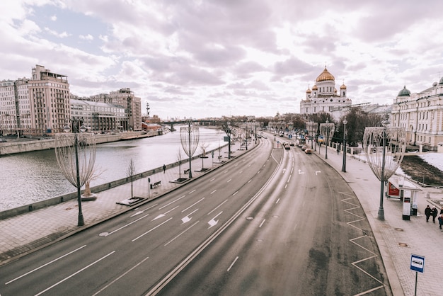 Paisaje de la ciudad con vistas al kremlin de moscú y reflexiones en las aguas del río moskva.