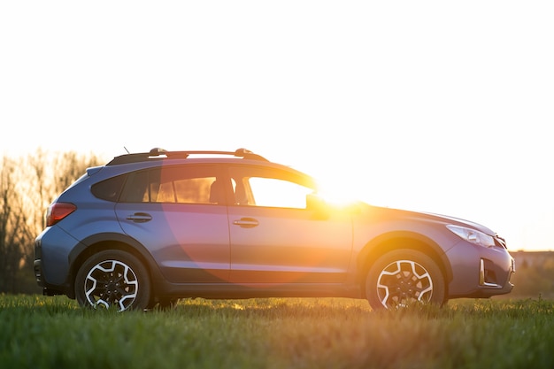 Paisaje con coche todoterreno azul