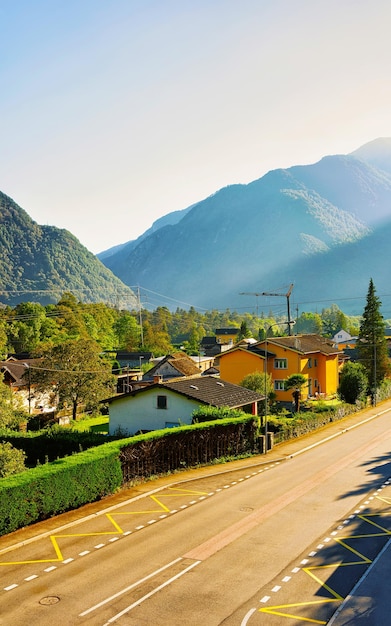 Paisaje sin coches en carretera vacía en verano Suiza. Viaje de vacaciones en carretera con la naturaleza. Paisaje con unidad de viaje de vacaciones en la montaña. Paseo en movimiento en Europa. No hay transporte