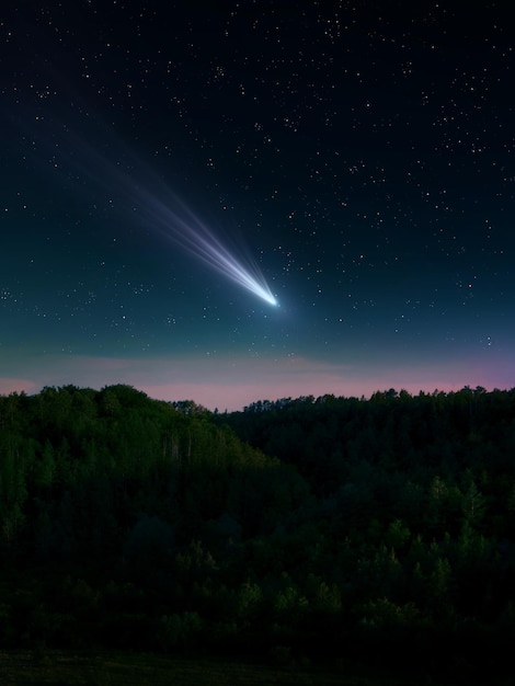 Paisaje con una cola de cometa brillante en el cielo nocturno