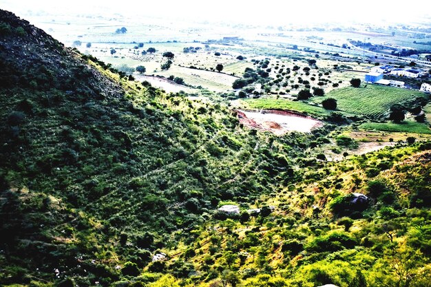 Paisaje de colina y cielo