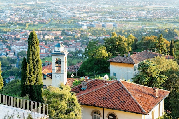 Paisaje de las colinas de Bérgamo y la Ciudad Baja de Bérgamo en Lombardía en Italia.