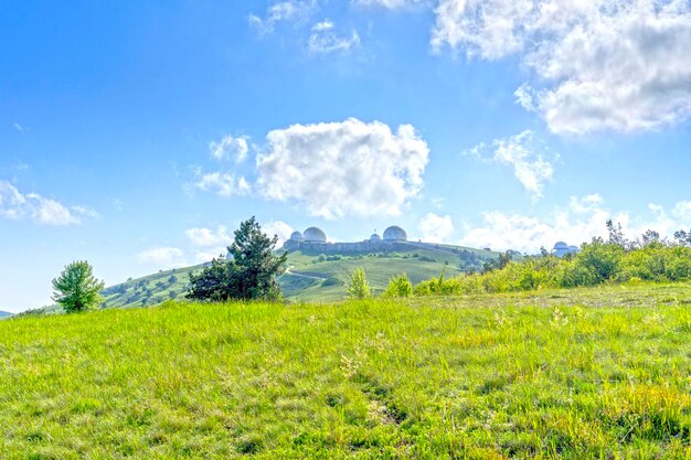 Paisaje con colinas cubiertas de hierba verde