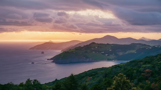 Paisaje de colinas cubiertas de vegetación rodeadas por el mar bajo un cielo nublado durante la puesta de sol