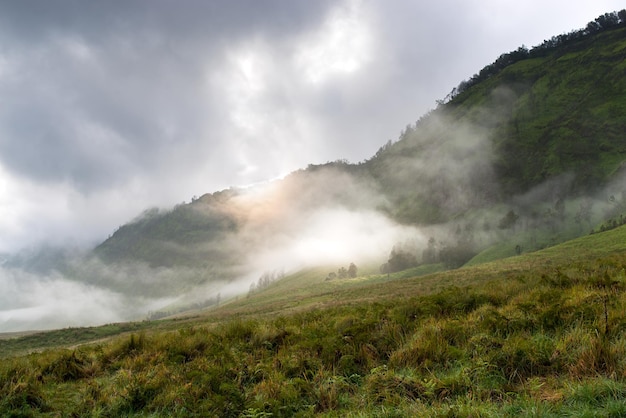 Paisaje de colinas y nubes.