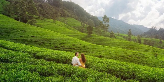 Foto paisaje de las colinas de té verdes con una pareja de viajeros enamorados sri lanka