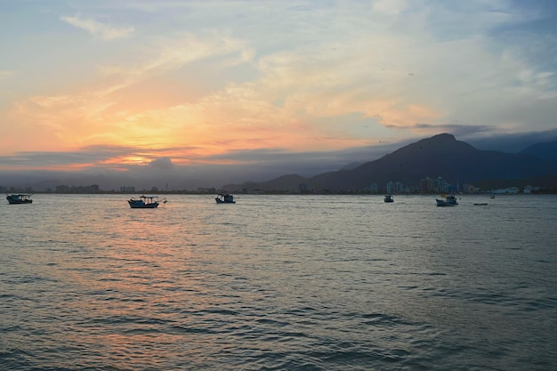 Paisaje colorido en la playa brasileña al atardecer