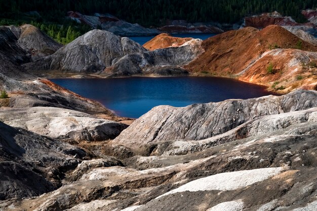 Paisaje como un planeta superficie de Marte ural canteras de arcilla refractaria endurecida superficie marrón rojiza tierra