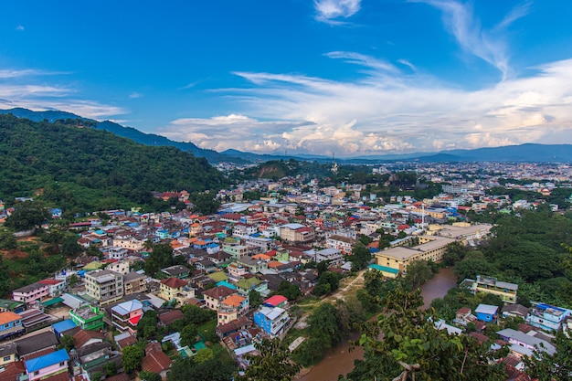 Paisaje de la comunidad Tachileik Myanmar desde el mirador de Mae Sai, Chiang Rai, Tailandia