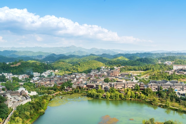 Paisaje del condado de Wuyuan con campo de colza amarilla y flores de canola florecientes en primavera. Se acerca a la Montaña Amarilla. Es muy silencioso. La gente se refiere a él como el pueblo más hermoso de China.