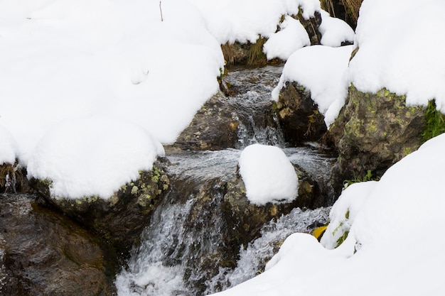 El paisaje de la cordillera de los inviernos y la vista, la nieve y el hielo en la gama Egrisi, Georgia