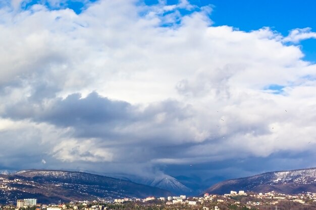 Paisaje de la cordillera, vista de las montañas en el cielo nublado. La vista desde la plataforma de observación (plataforma de observación)