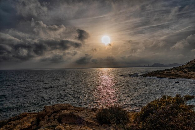 Foto paisaje de la costa de alicante, españa, en un cálido y soleado día de otoño