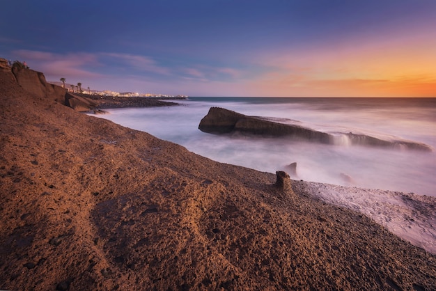 Paisaje de la costa de Las Américas en la puesta del sol, en Tenerife, islas Canarias.