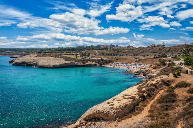 Paisaje de la costa de Balai en verano con cielo nublado